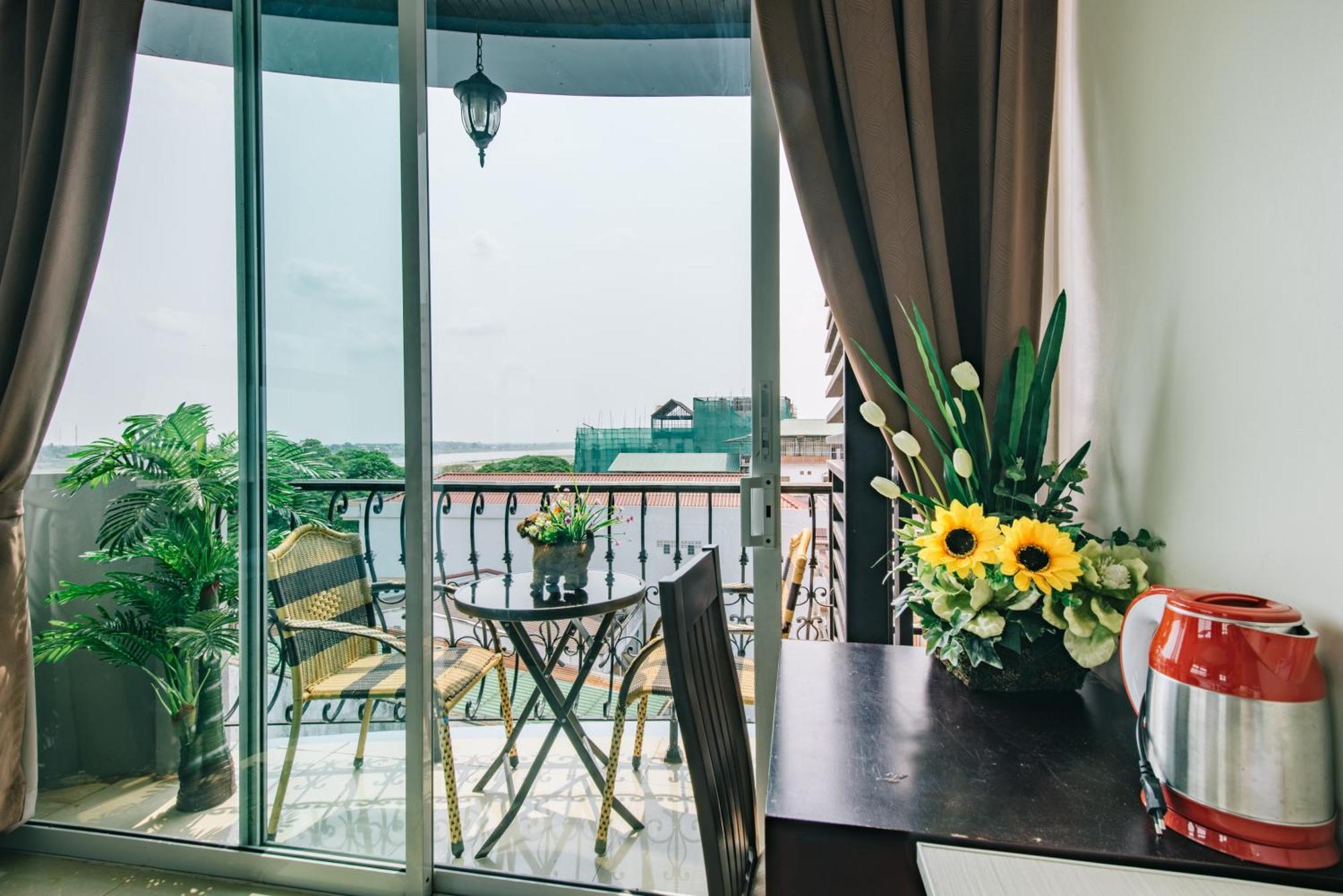 V Hotel Vientiane Dış mekan fotoğraf